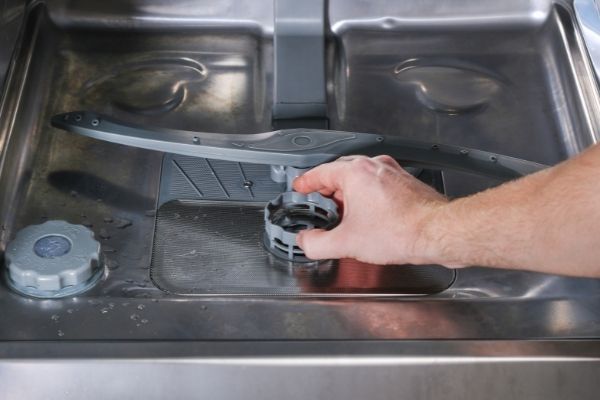 Dévisser le filtre du lave-vaisselle