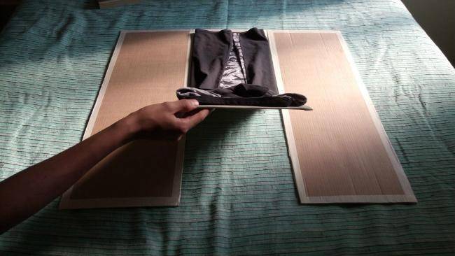 dernière étape du pliage de t-shirt avec un plieur à linge