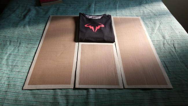 t-shirt plié avec un plieur de linge