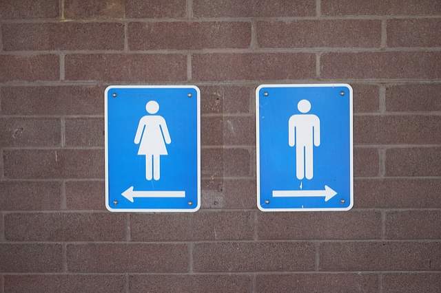 panneaux toilettes pour hommes et pour femmes de couleur bleue avec des flèches