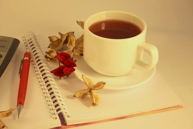 tasse de tisane sur un bloc notes