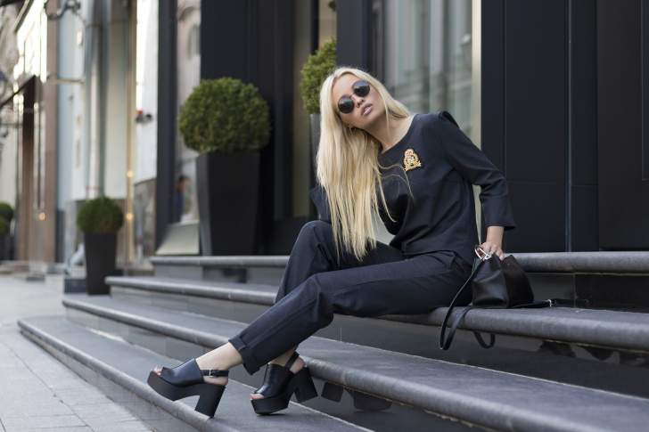 femme en tenue monochrome en noir