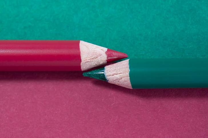 crayons de couleurs complémentaires rouge et vert