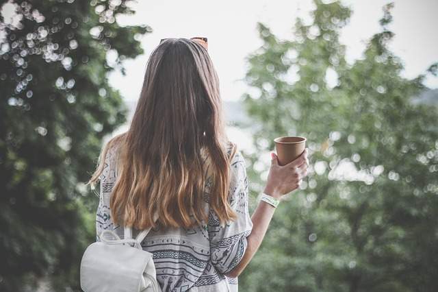 femme de dos avec de beaux cheveux longs