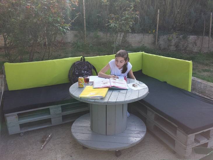 Banc en palettes et table en touret