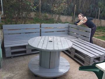 Banc en palettes et table en touret