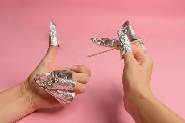 Enlever les résidus de vernis sur les ongles