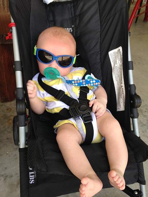 En été veillez à protéger votre bébé avec des lunettes de soleil et une obmrelle pour sa poussette 