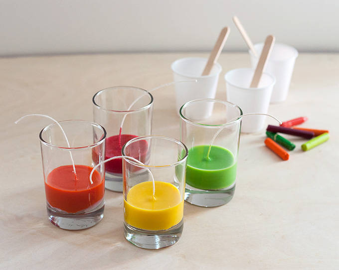 Bougies colorées avec de la craie grasse