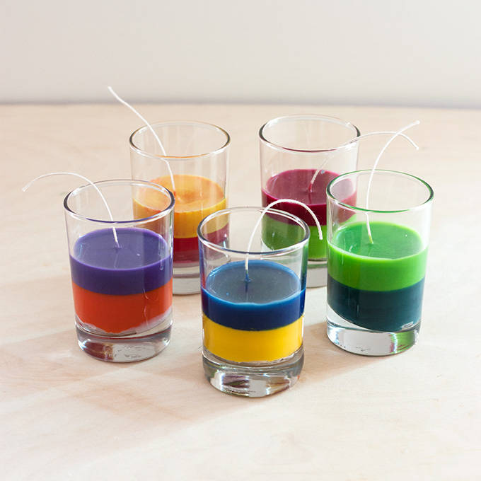 Bougies colorées avec de la craie grasse