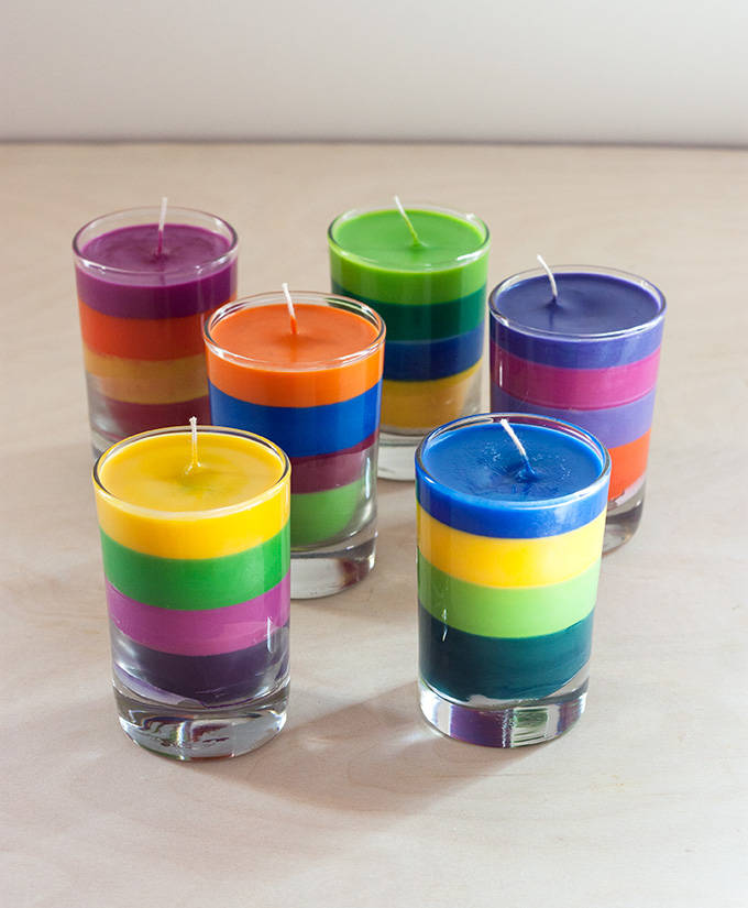 Bougies colorées avec de la craie grasse