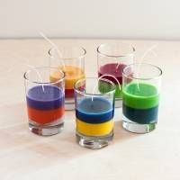 Bougies colorées avec de la craie grasse
