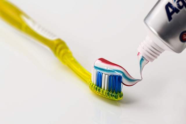 Brosse à dent et dentifrice. L'ingestion de dentifrice est dangereuse et peut être fatale