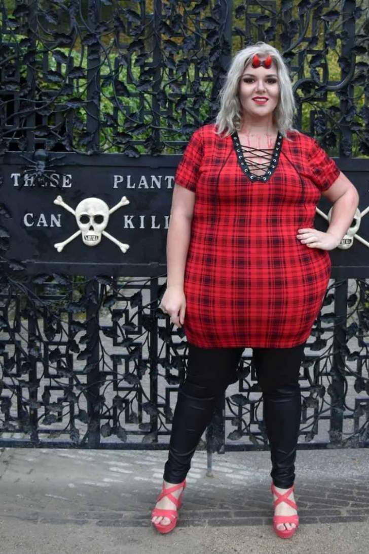 Rouge et noir en pantalon