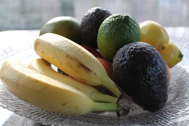 mettre les avocats dans une corbeille avec d'autres fruits mûrs pour le faire mûrir rapidement