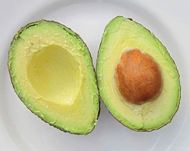 avocat mûr coupé en deux