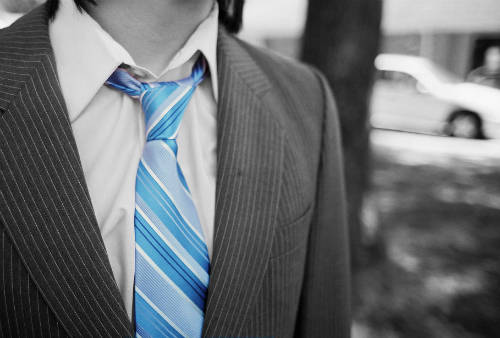 Défroisser une cravate sans fer à repasser