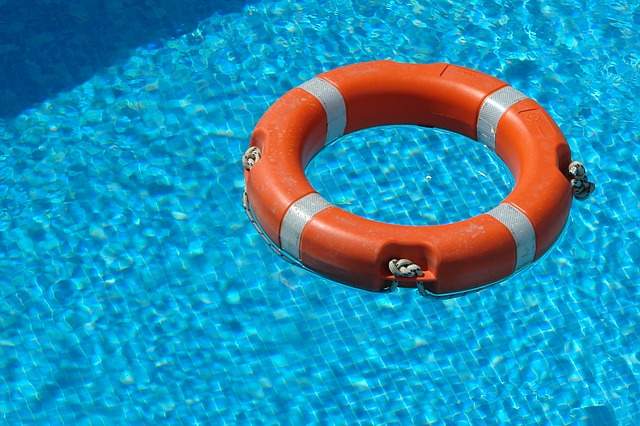 équiper les piscines de bouées et des dispositifs de sécurité nécessaires pour éviter et agir rapidement en cas de noyade