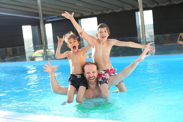 se baigner avec les enfants pour mieux les surveiller et éviter les noyades