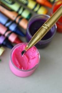 Brillant à lèvres avec des crayons de cire