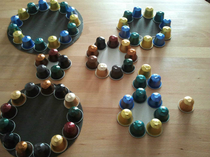 Sapin de Noël avec des capsules de café