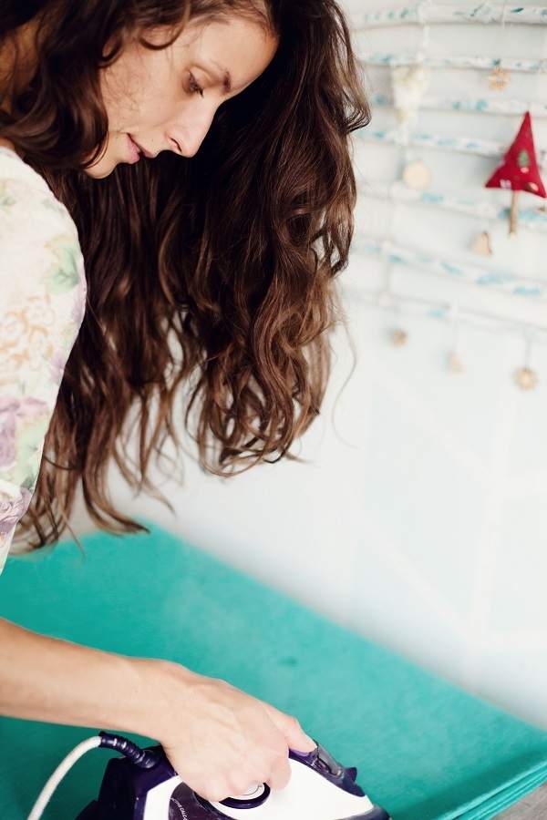 femme entrain de repasser