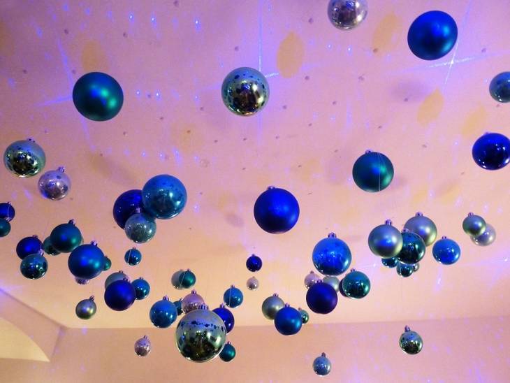 Boules de Noël au plafond
