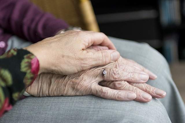 mains de personnes âgées