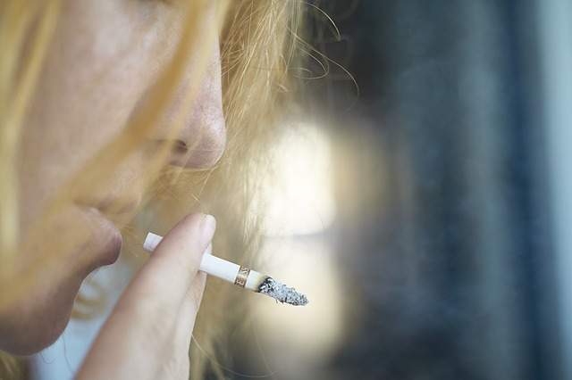femme qui fume une cigarette