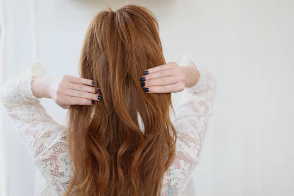 Illusion de cheveux très longs sans extension