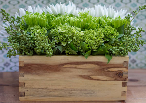 Arrangement floral dans une caisse en bois
