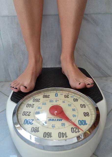 personne pieds nus sur un pèse personne