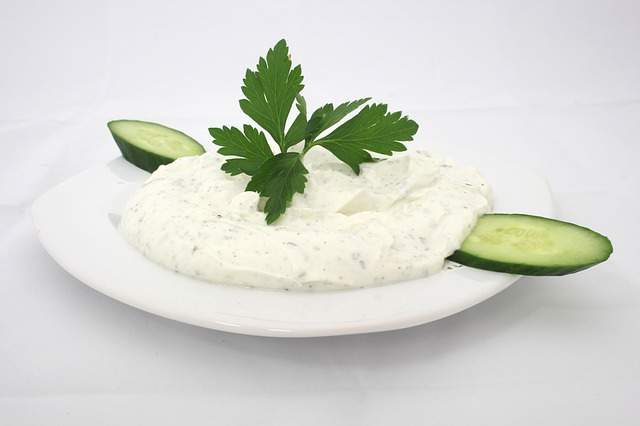 concombre et sauce yaourt à la grecque