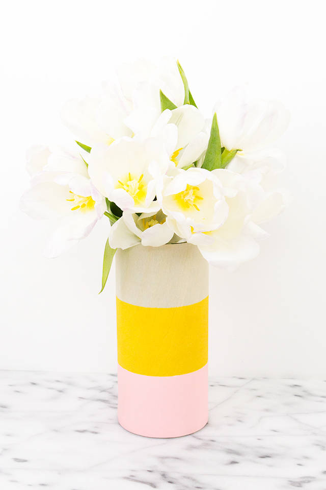 Personnaliser un vase avec une feuille de bois