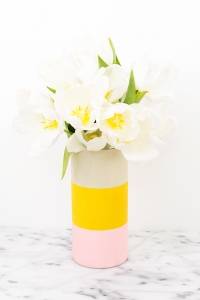 Personnaliser un vase avec une feuille de bois