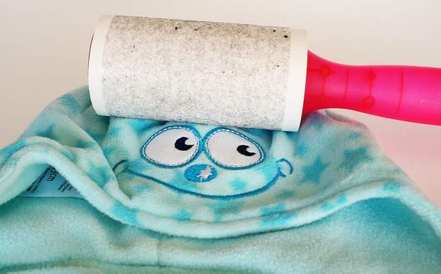 rouleau anti-peluches sur un pull à capuche