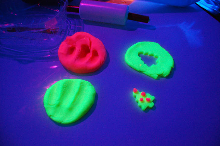 Pâte à modeler phosphorescente