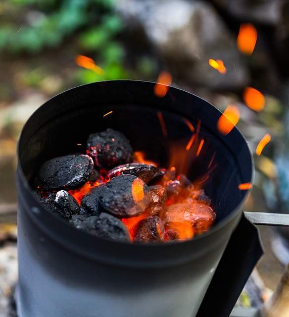 cheminée d'allumage de barbecue avec des braises
