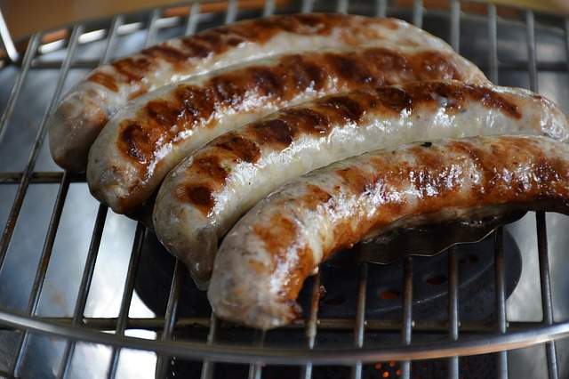 barbecue à gaz avec des saucisses