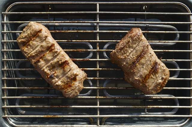 barbecue électrique avec deux steaks