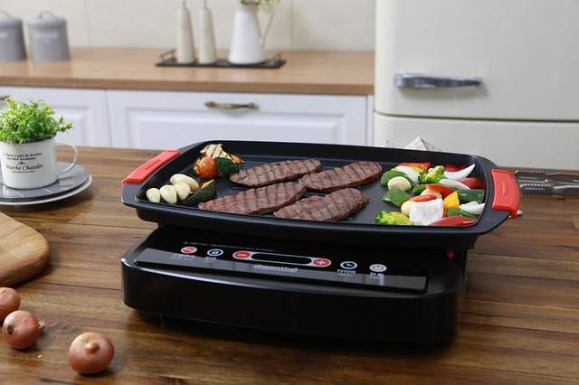 plancha avec de la viande et des légumes