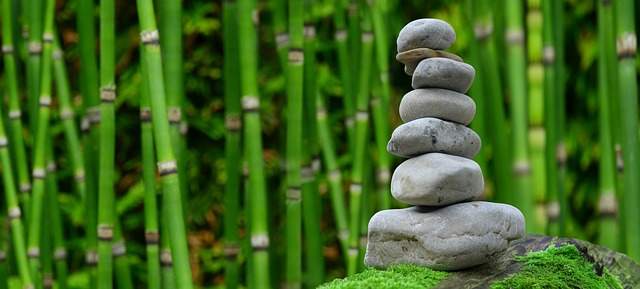 galets empilés zen dans un jardin de bambous