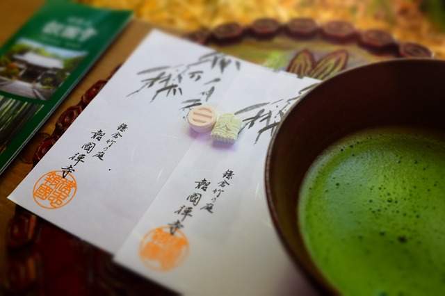 thé matcha et papier avec inscription en japonais
