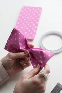 Pliage de serviette en forme de nœud papillon