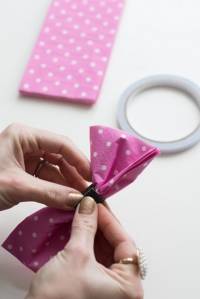 Pliage de serviette en forme de nœud papillon