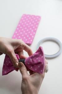 Pliage de serviette en forme de nœud papillon