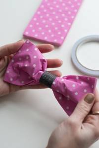 Pliage de serviette en forme de nœud papillon