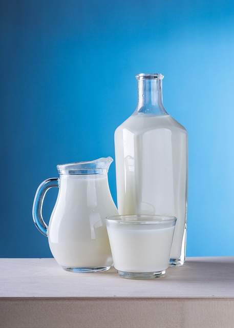 bouteille carafe et verre de lait conservation du lait