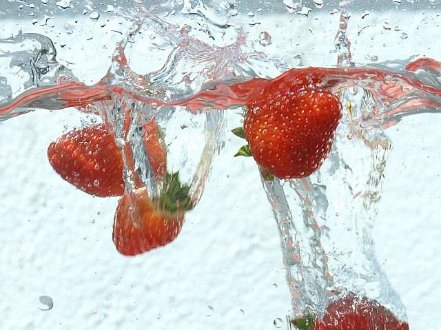 fraises dans l'eau lavage des fraises
