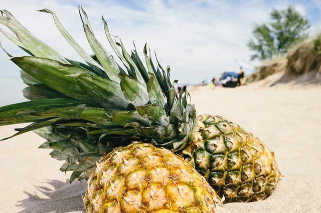 deux ananas sur une plage en été